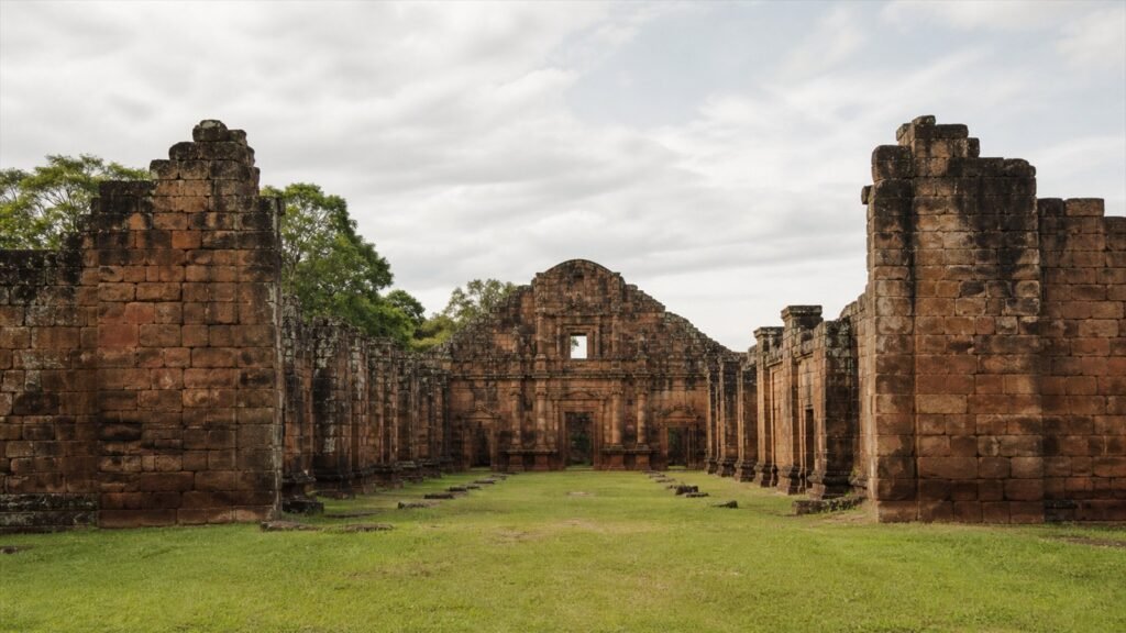 واجهة حجرية وفضاء داخلي مفتوح في بعثة Jesús de Tavarangue من خلف مسار الزيارة